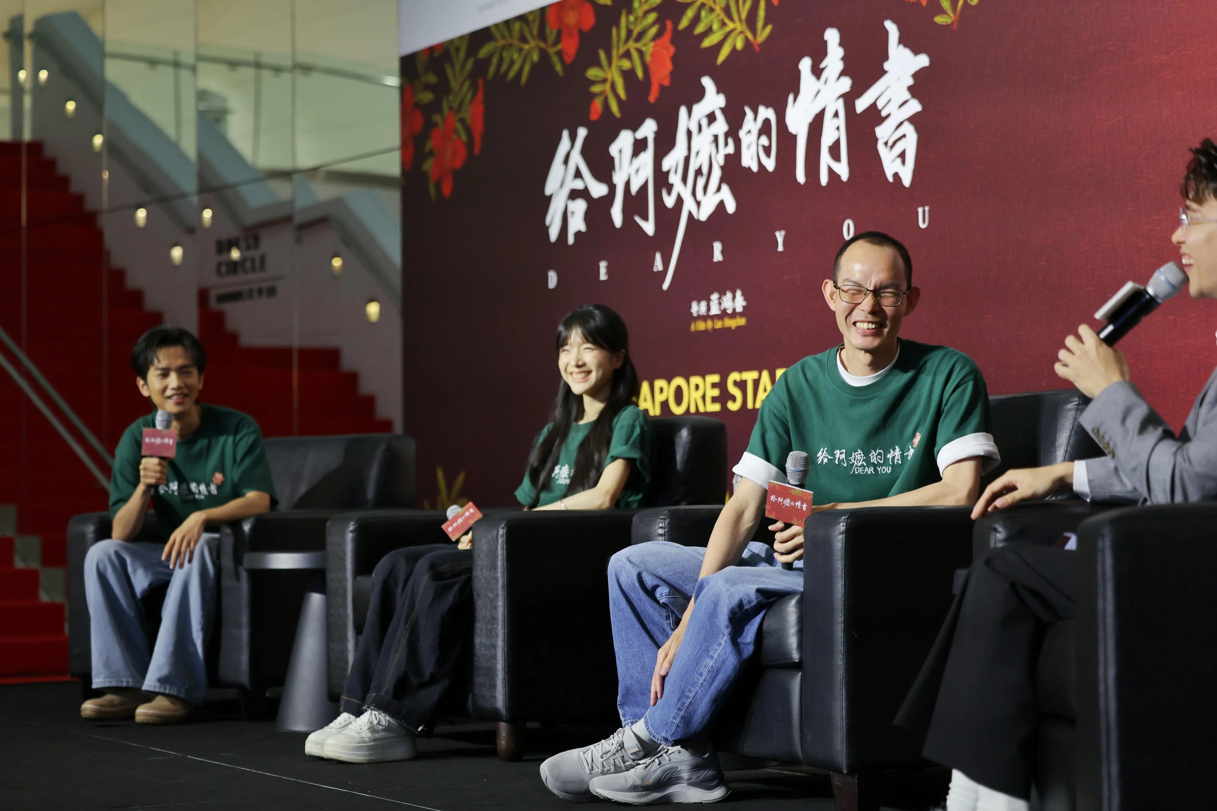 王彦桐（左起）、李思潼和导演蓝鸿春接受主持人刘伟龙的访问。（谢智扬摄）