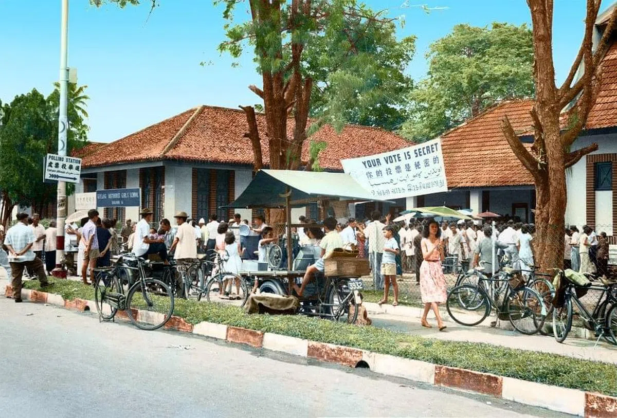 1968年，新加坡的一次选举，从上了色的照片，更可以感受到许多人出来投票，还有一些摊贩在投票站外摆摊子。（受访者提供）