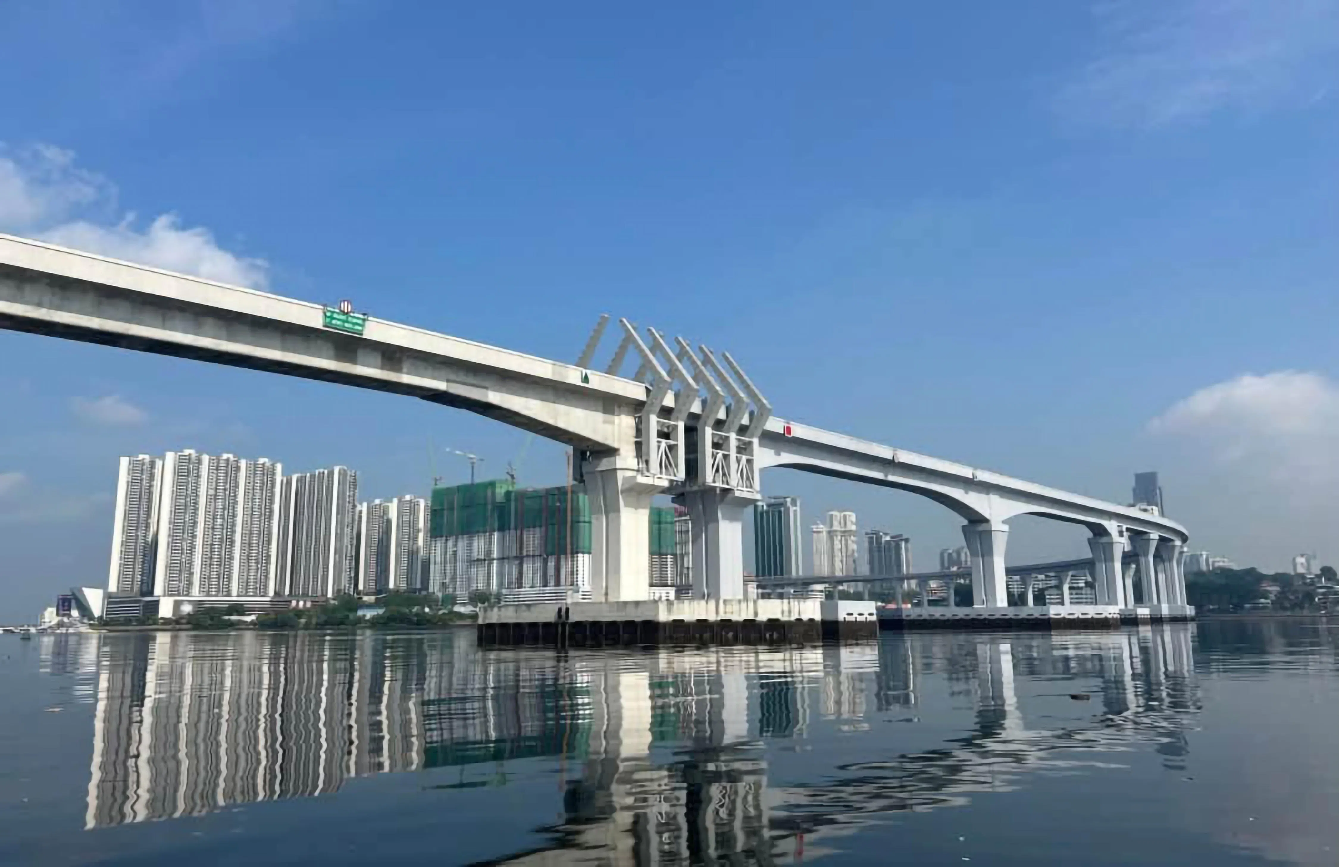 新柔地铁系统的高架轨道上方，有一段建有宛如两手紧握的装置，象征新马两国的密切合作关系。（取自陆交局脸书）