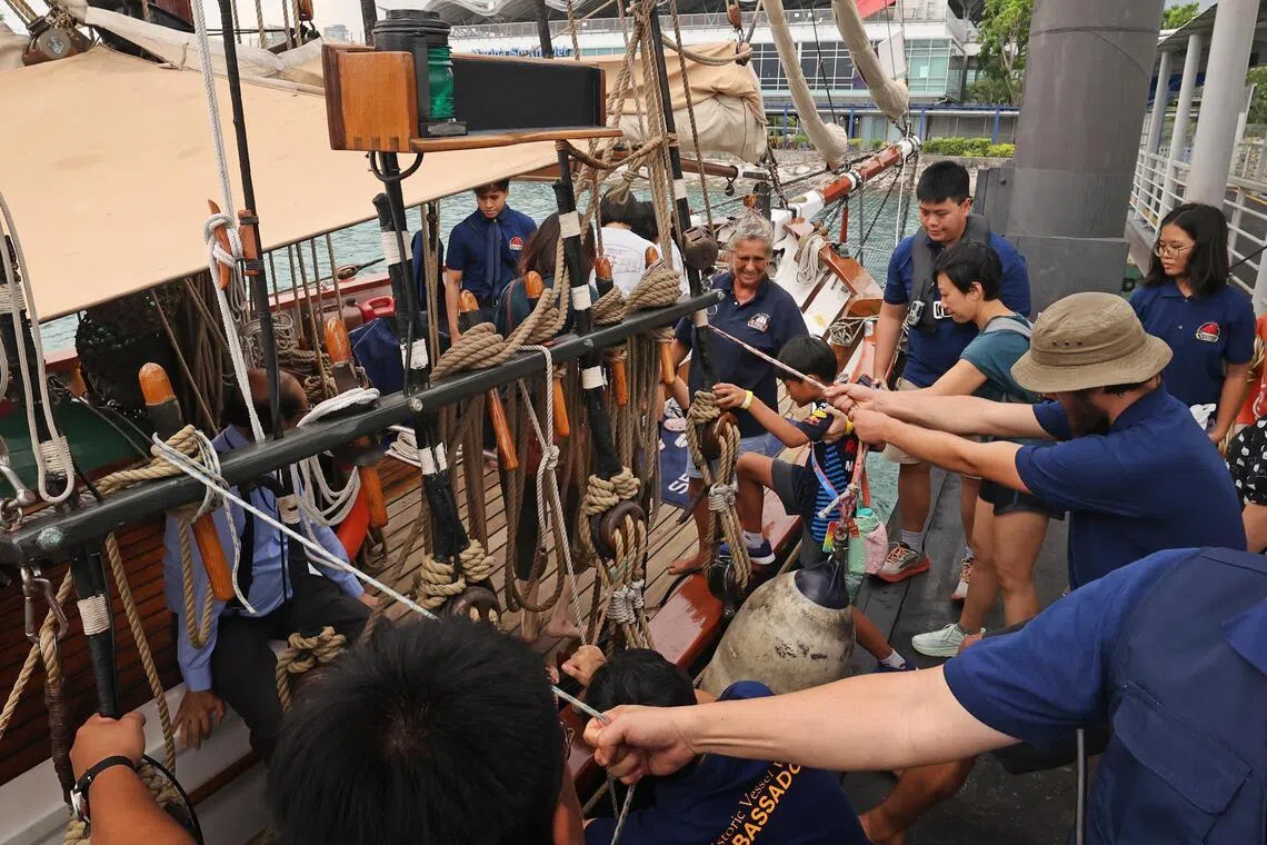 报名的公众能登上古船，一睹内部结构和生活空间，并与船长交流，了解帆船与志愿船队参与过的人道救援事迹。（邬福梁摄）