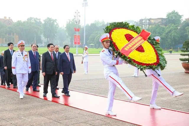 4月26日，国会主席王廷惠（前排左）、总理范明政（前排右）、前国家主席阮春福（后排右）等官员到河内的胡志明陵墓敬献花圈。（取自越南政府新闻网）