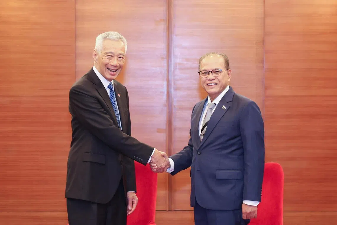 国务资政李显龙（左）星期三上午同彭亨州务大臣旺罗斯迪会面。旺罗斯迪也是马来西亚执政联盟成员党巫统的副主席。（海峡时报）