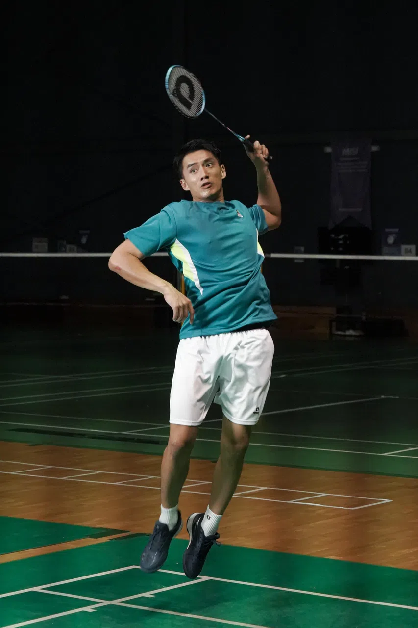 右撇子陈泽耀为逼真演出，苦练左手打球。（嘉华院线提供）