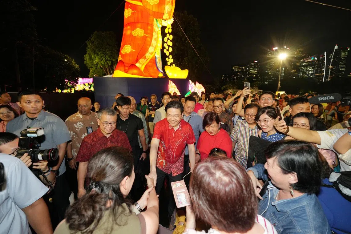 2025年春到河畔在小年夜开跑，开幕活动主宾黄循财总理（中间红衣）到场。（谢智扬摄）