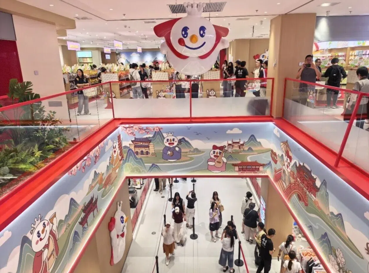 蜜雪冰城南京旗舰店，多层零售空间不仅售卖饮品，也有文创、潮玩等。（互联网）
