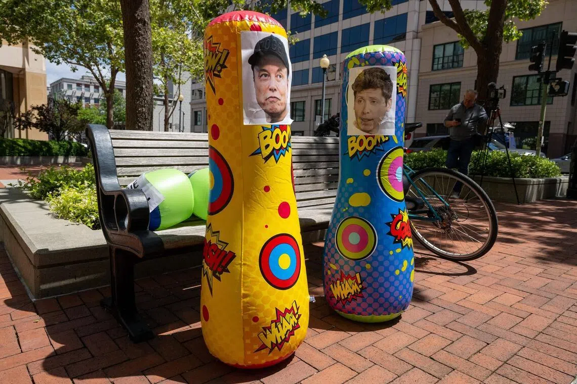 这起诉讼于4月27日在美国加利福尼亚州奥克兰联邦法院开庭，有公众当天将印有马斯克和奥尔特曼头像的充气拳击沙袋放置在庭外。（法新社）