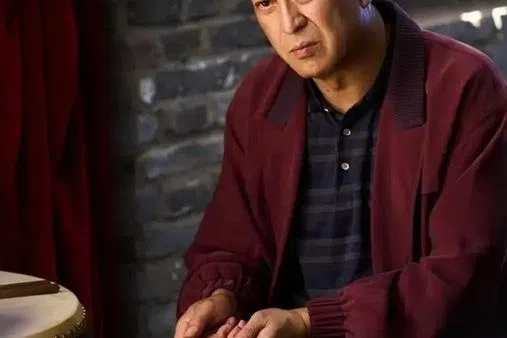 张嘉益演活了剧团的鼓手胡三元。（取自剧集微博）