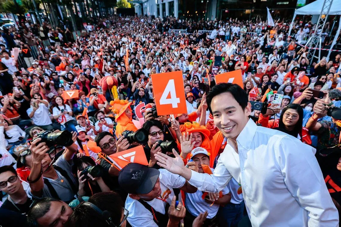 泰国人民党星期天（1月25日）在曼谷举行竞选集会，前前进党党魁披塔（右）到现场为人民党打气拉票。（路透社）