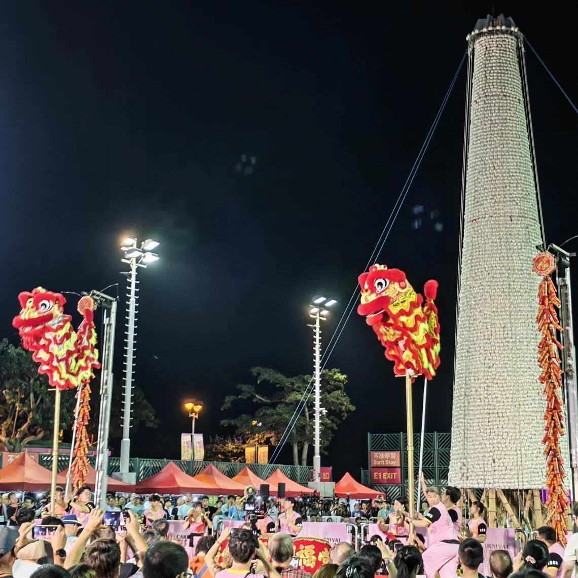 抢包山比赛正式开始前的舞狮表演，同样让人叹为观止。（陈爱薇摄）