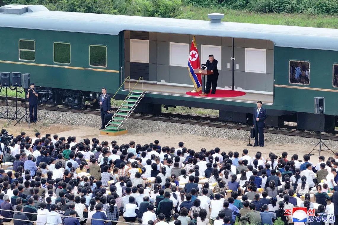 朝中社星期六（8月10日）发布照片，指最高领袖金正恩此前两天再到义州郡洪灾区视察。照片中，金正恩站在改造成讲台的列车车厢里向灾民发表讲话。（法新社）