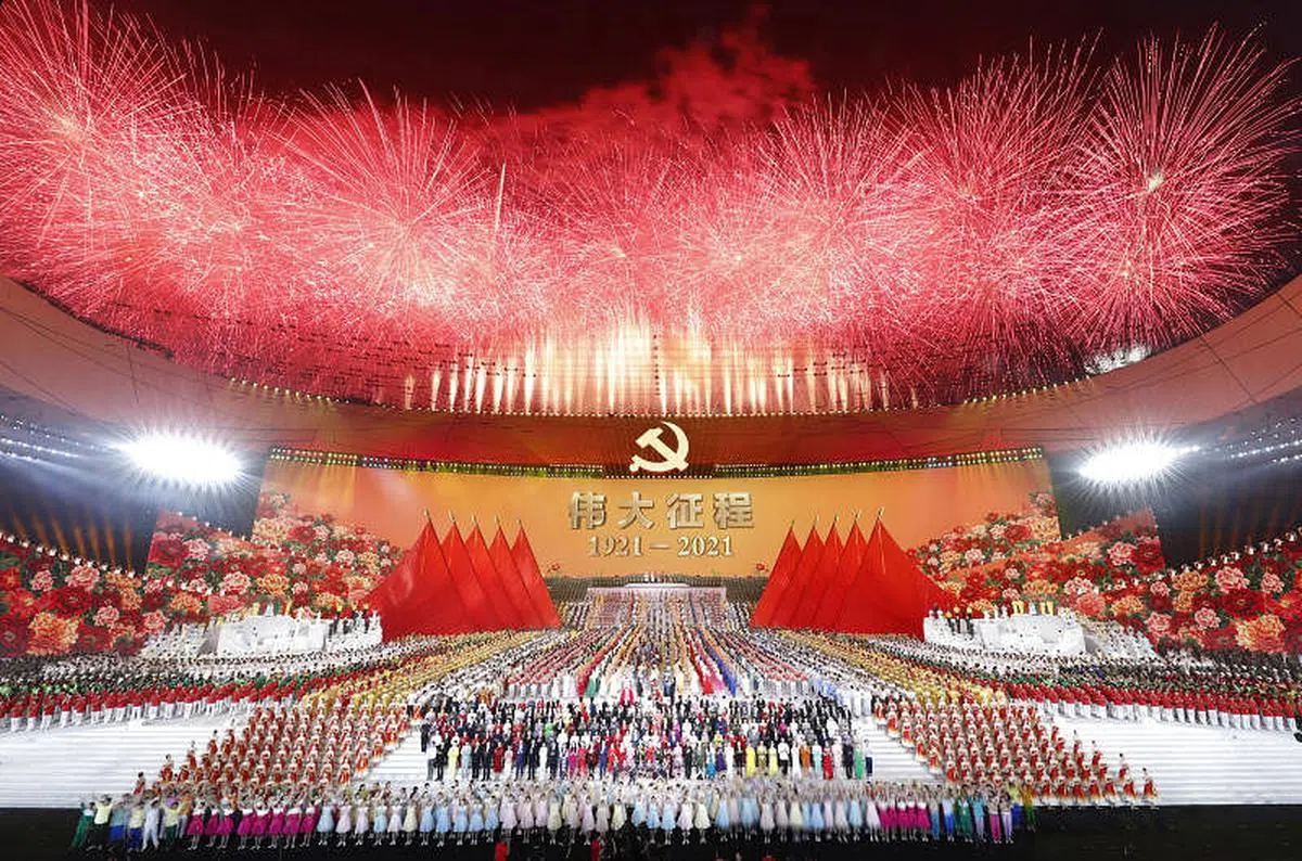 表演者与烟花昨晚在中国国家体育场（鸟巢）齐放异彩。（新华社）