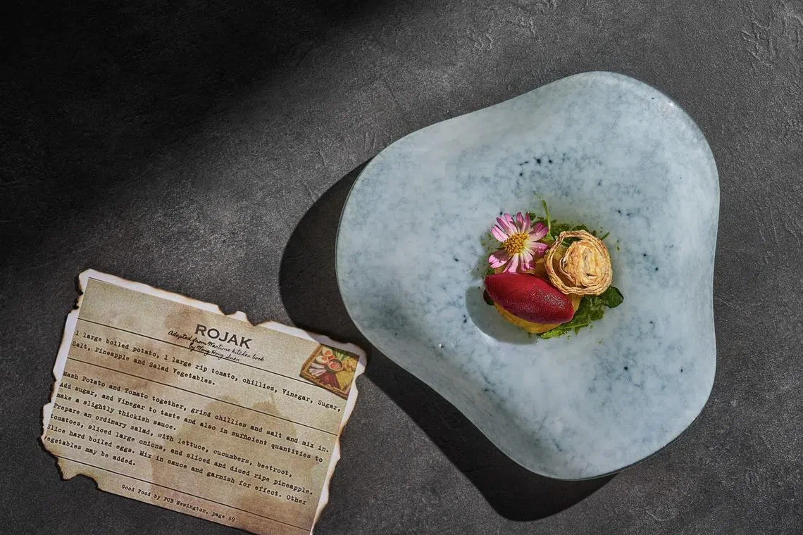 Labyrith餐馆创办人兼主厨韩立光参考早期罗惹食谱后，使用甜菜根入菜。                               （餐馆提供）