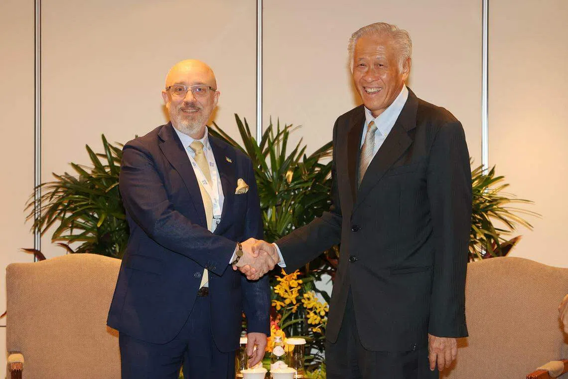 黄永宏（右）会见乌国防长雷兹尼科夫。（唐家鸿摄）
