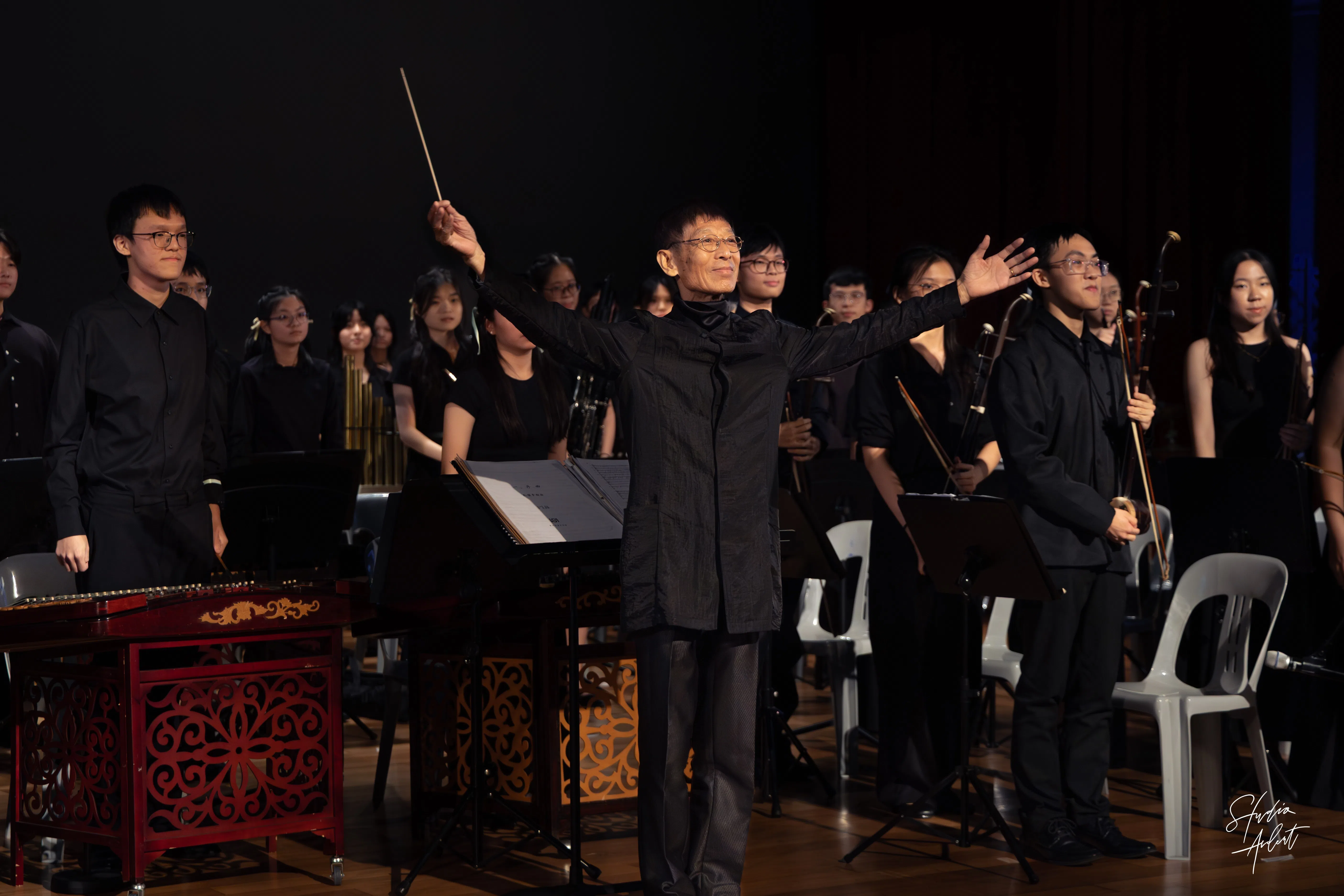 演奏《红楼梦》前，华乐团与乐团指挥魏砚铭教授（中）向观众鞠躬致意。（华中多媒体社团 （Studio Ardent ）提供）