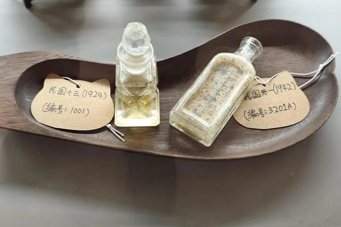 左为跨越百年仍散发香气的香水，右是一个咳嗽药水瓶，两者皆为武吉布朗坟场出土的随葬文物。（郑一鸣摄）