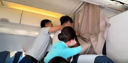 有疑似私生饭试图闯入商务舱追星。（互联网）