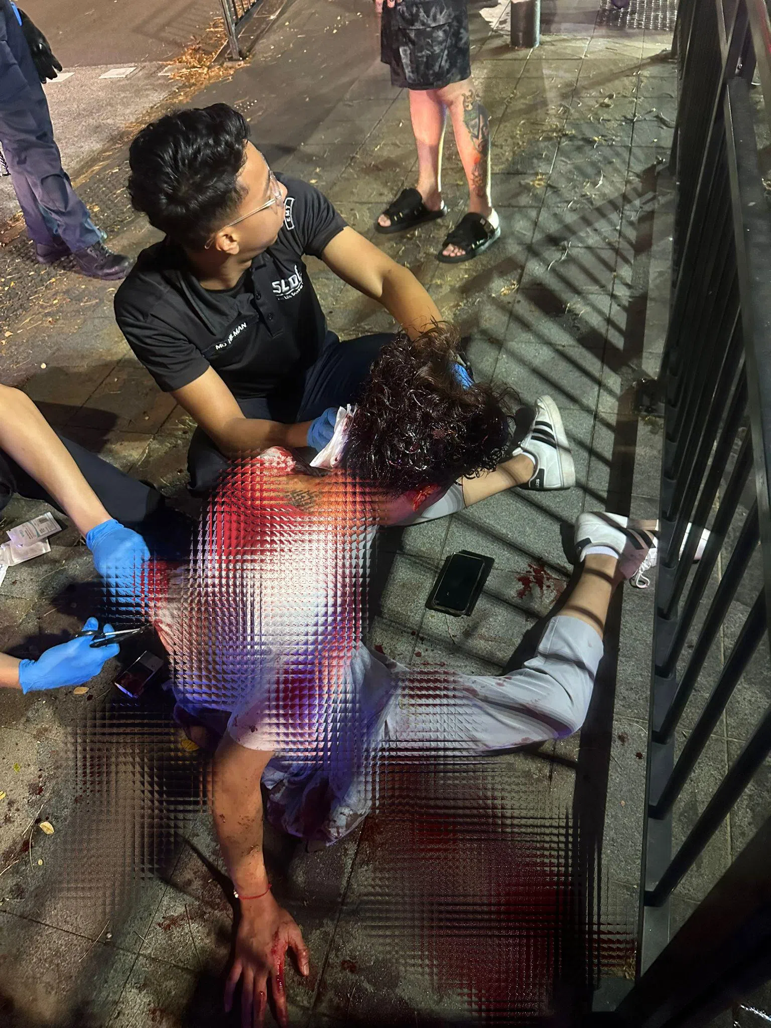 江家吉脖子被砍了一刀，几乎丧命，衣服被鲜血染红。（受访者提供）