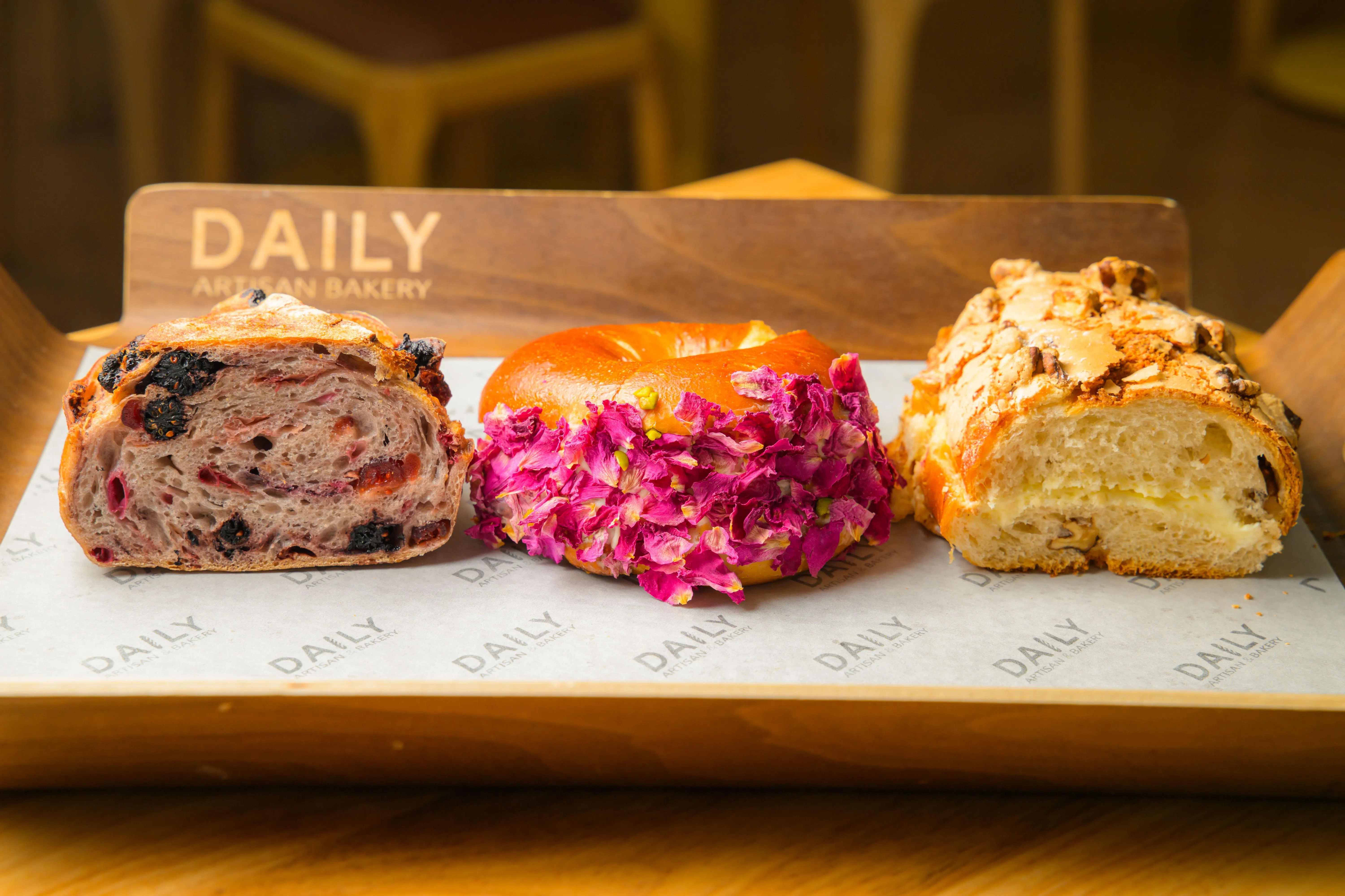 Daily Artisan & Bakery三大人气面包是桑椹玫瑰乡村面包（左起）、玫瑰乳酪贝果，及核桃法式牛油面包。（特约黄𬀩捷摄）