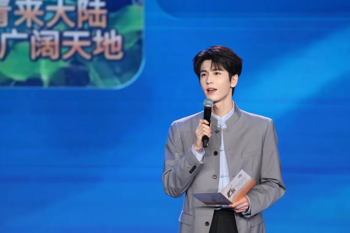 因古装偶像剧《逐玉》走红台湾的中国大陆演员张凌赫，星期六（6月13日）出席海峡论坛大会。（香港中通社）