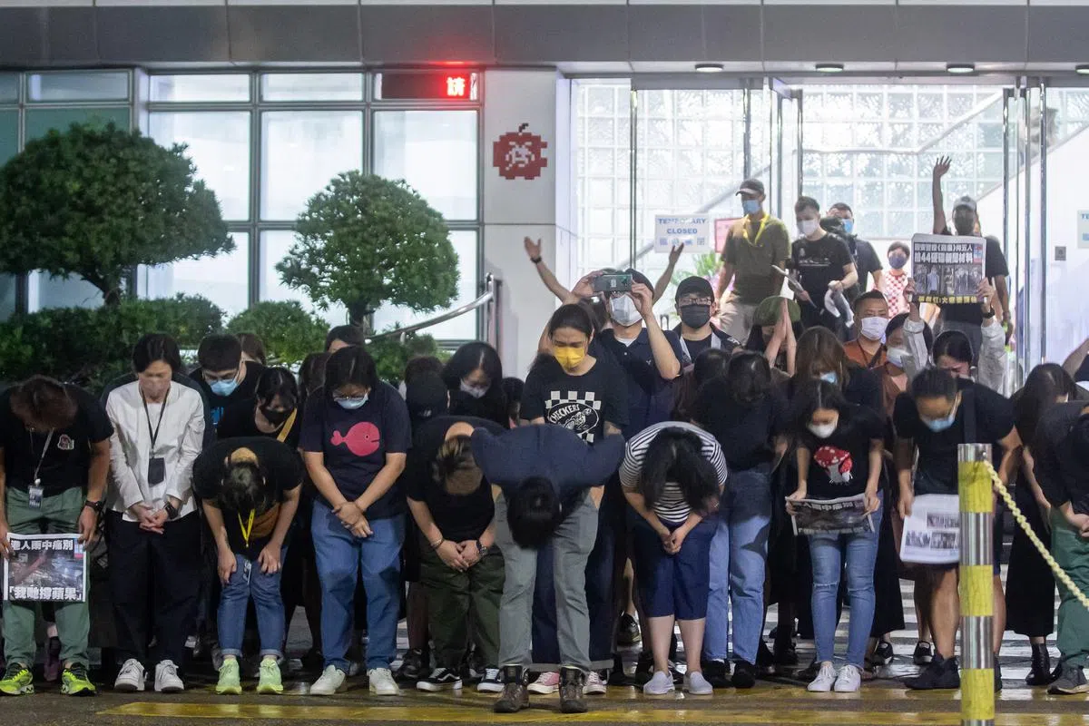 壹传媒员工今天凌晨在总部大楼外，向读者鞠躬致谢。（彭博社）