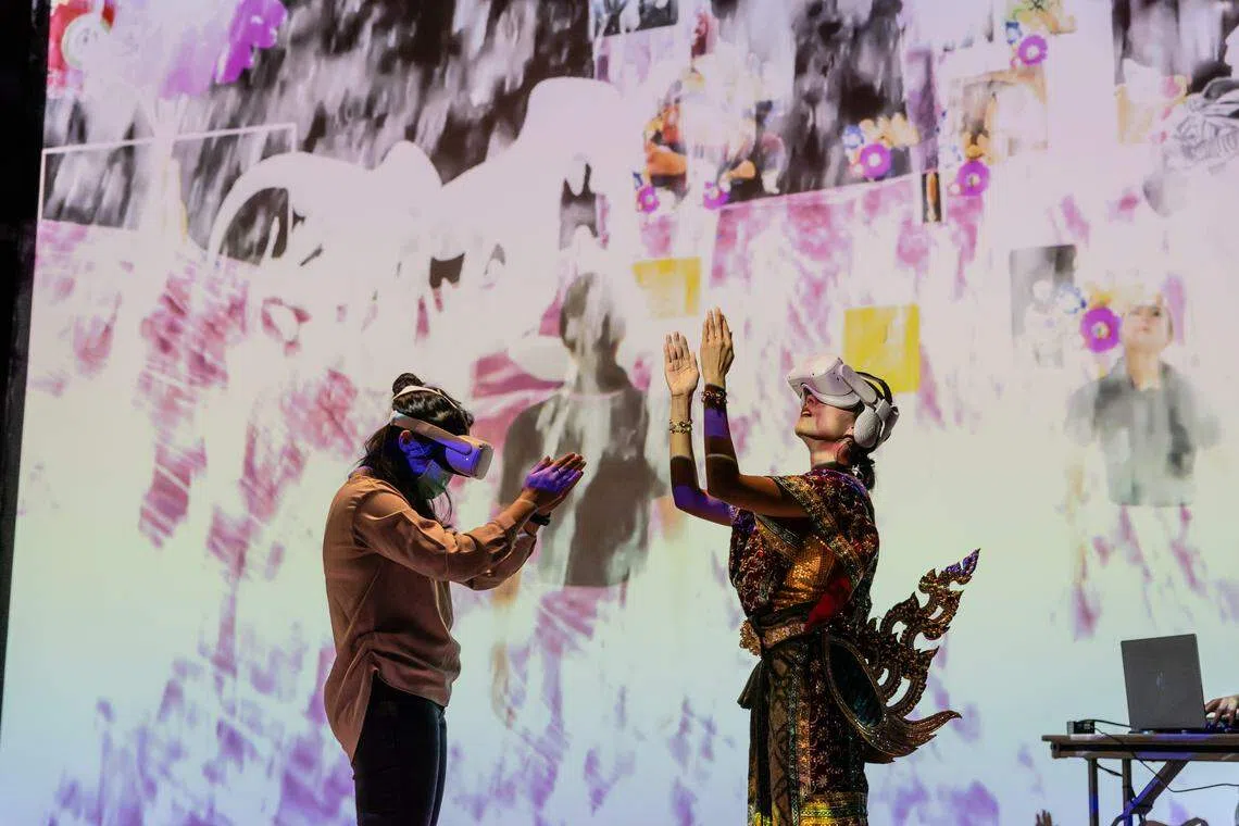 孔坎舞作《舞祭》在这场结合舞蹈、增强实境、虚拟实境，灵感来自传统仪式。（吴凯怡摄）