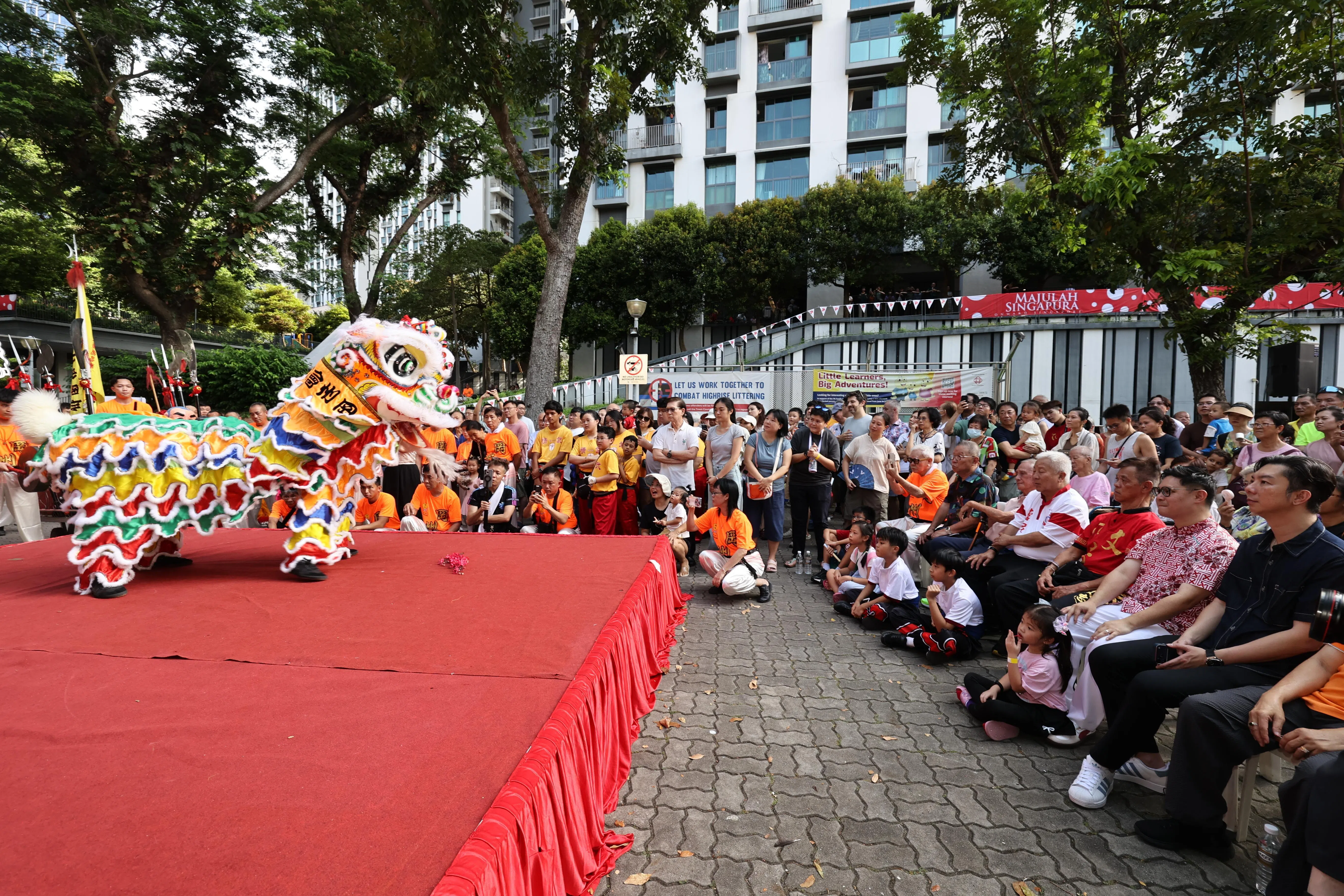 首届“达士敦文化节”共售出400张门票，现场吸引许多公众围观。（周国威摄）