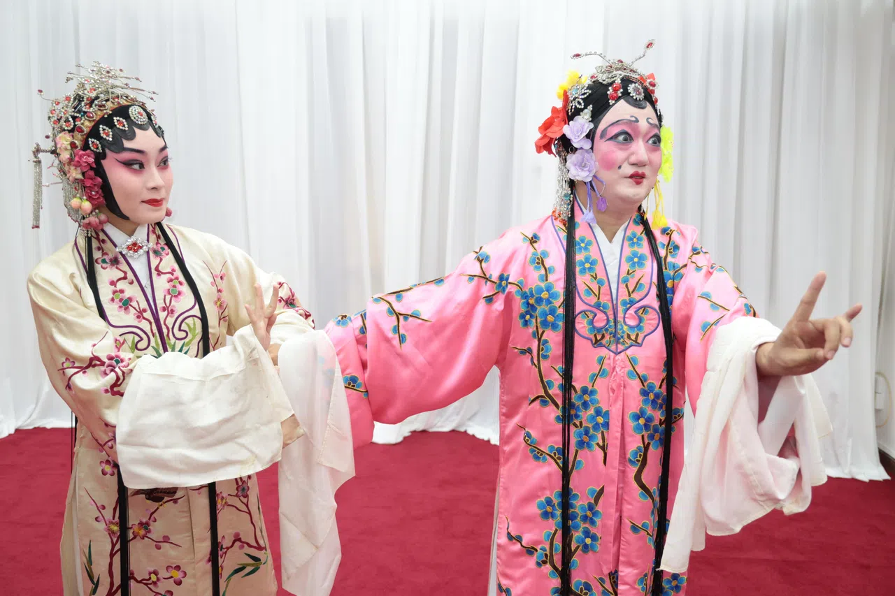 平社全本京剧《凤还巢》里，任伟辰（右）和常熙雅饰演性格、外貌都大相径庭的程雪雁和程雪娥姐妹俩。（李冠卫摄）