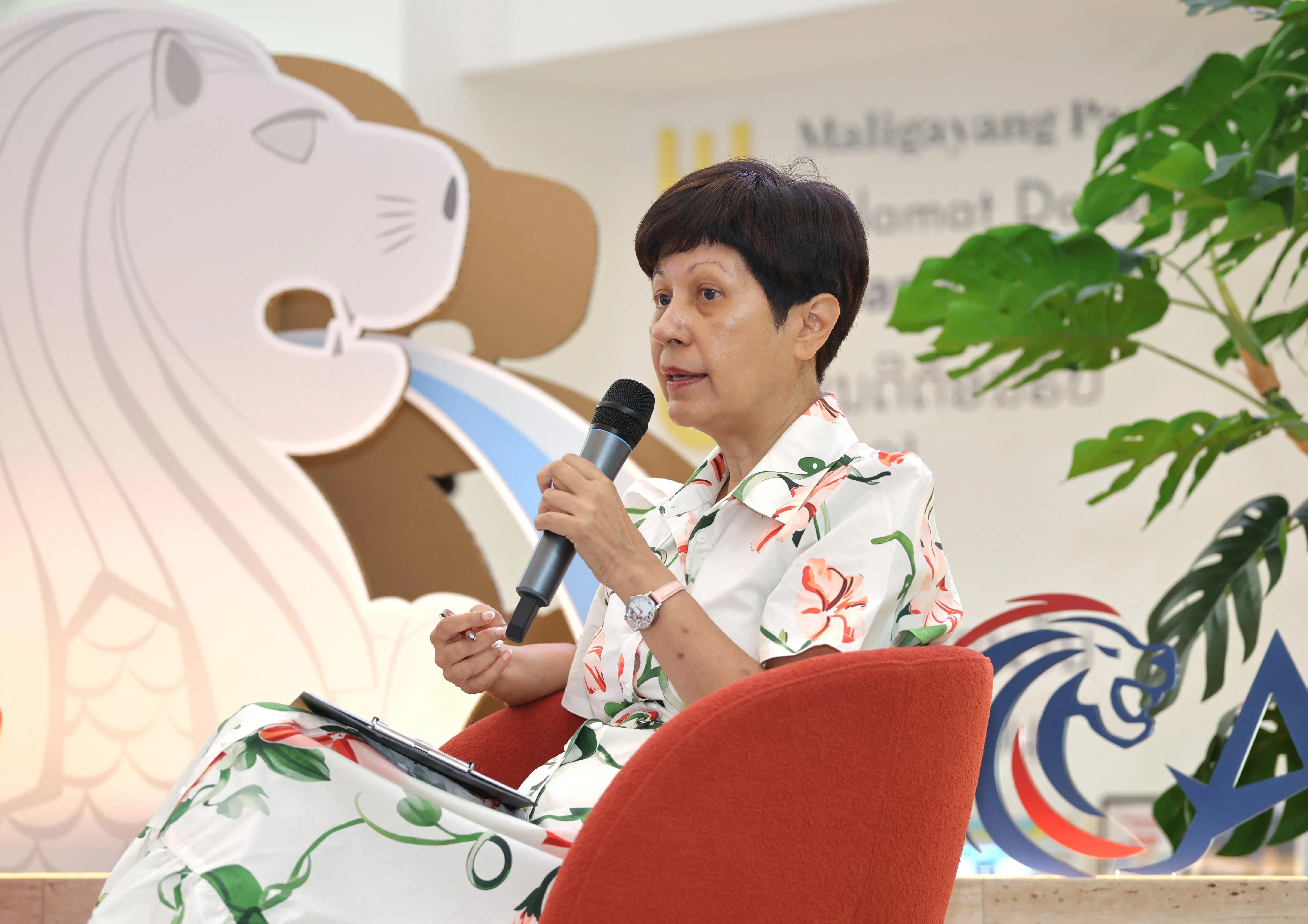 总理公署部长兼财政部及国家发展部第二部长英兰妮为新加坡专业服务中心主持开幕仪式时指出，专业服务领域不仅可协助本地企业拓展海外市场，也能帮助外国企业在新加坡落户发展。（梁麒麟摄）