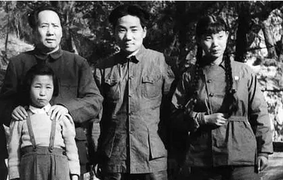 毛泽东与毛岸英（右二）、刘思齐（右一）。（互联网）