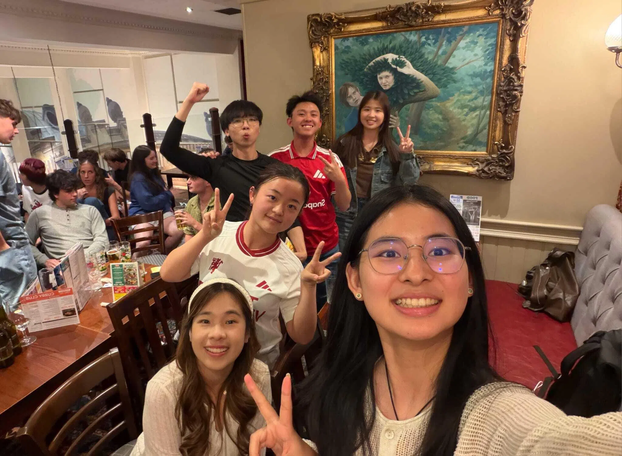 在牛津的酒吧里，和朋友一起为英格兰队呐喊。（黄俊恒摄）