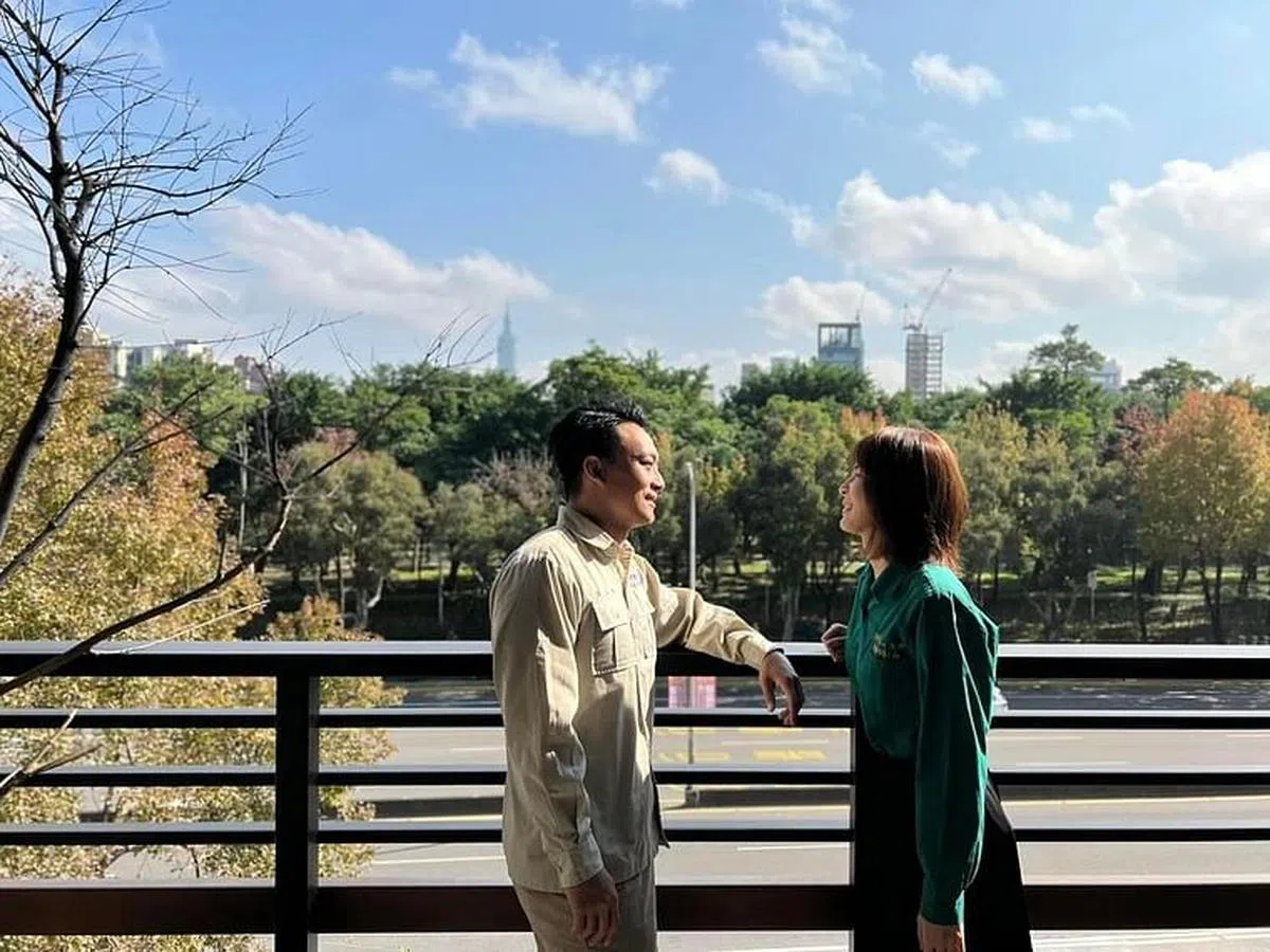 曾沛慈和另一半穿上校服拍结婚照。（互联网）