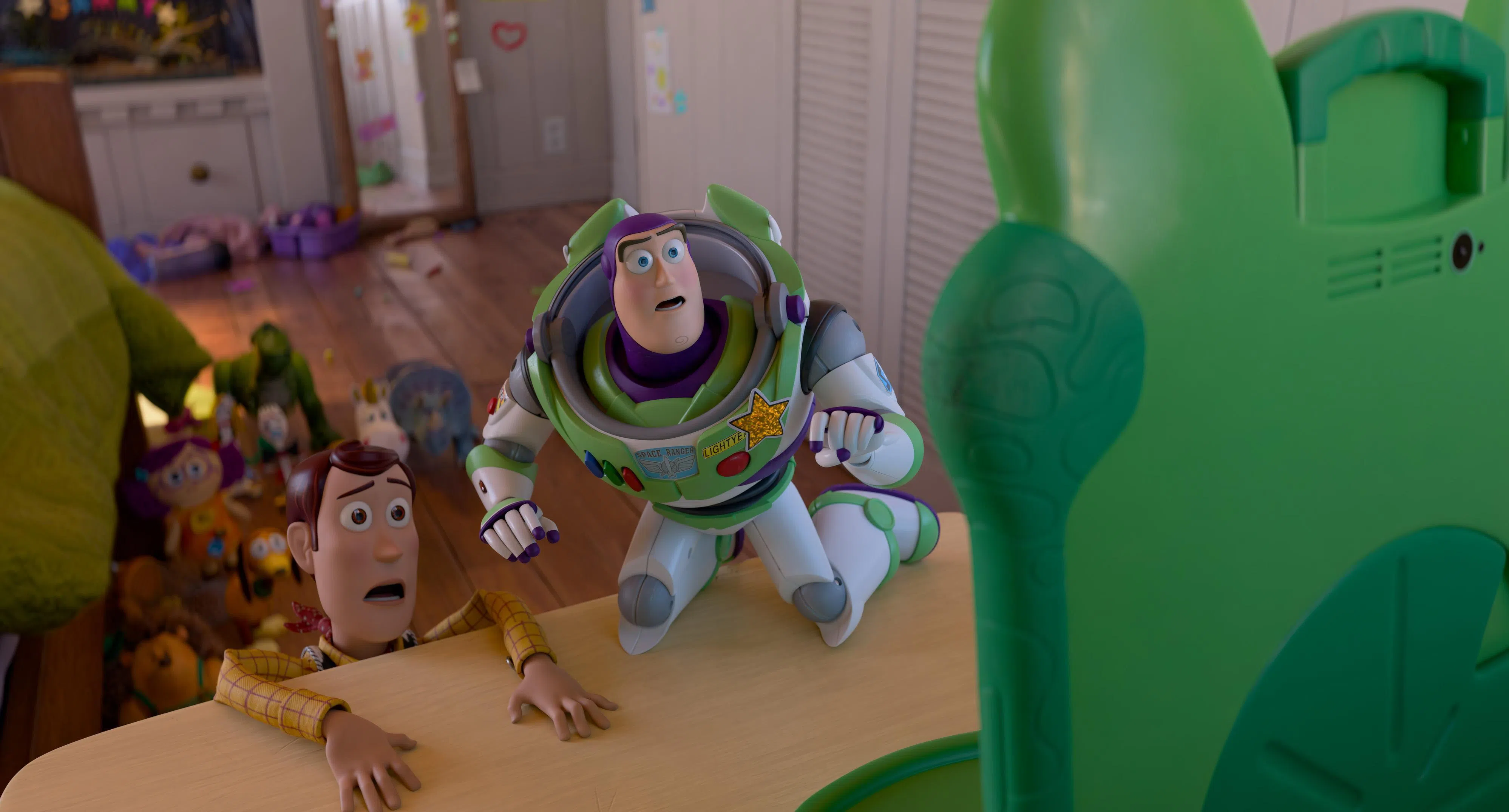 胡迪（左）和巴斯光年担心自己被主人的平板电脑取代。（迪士尼提供）