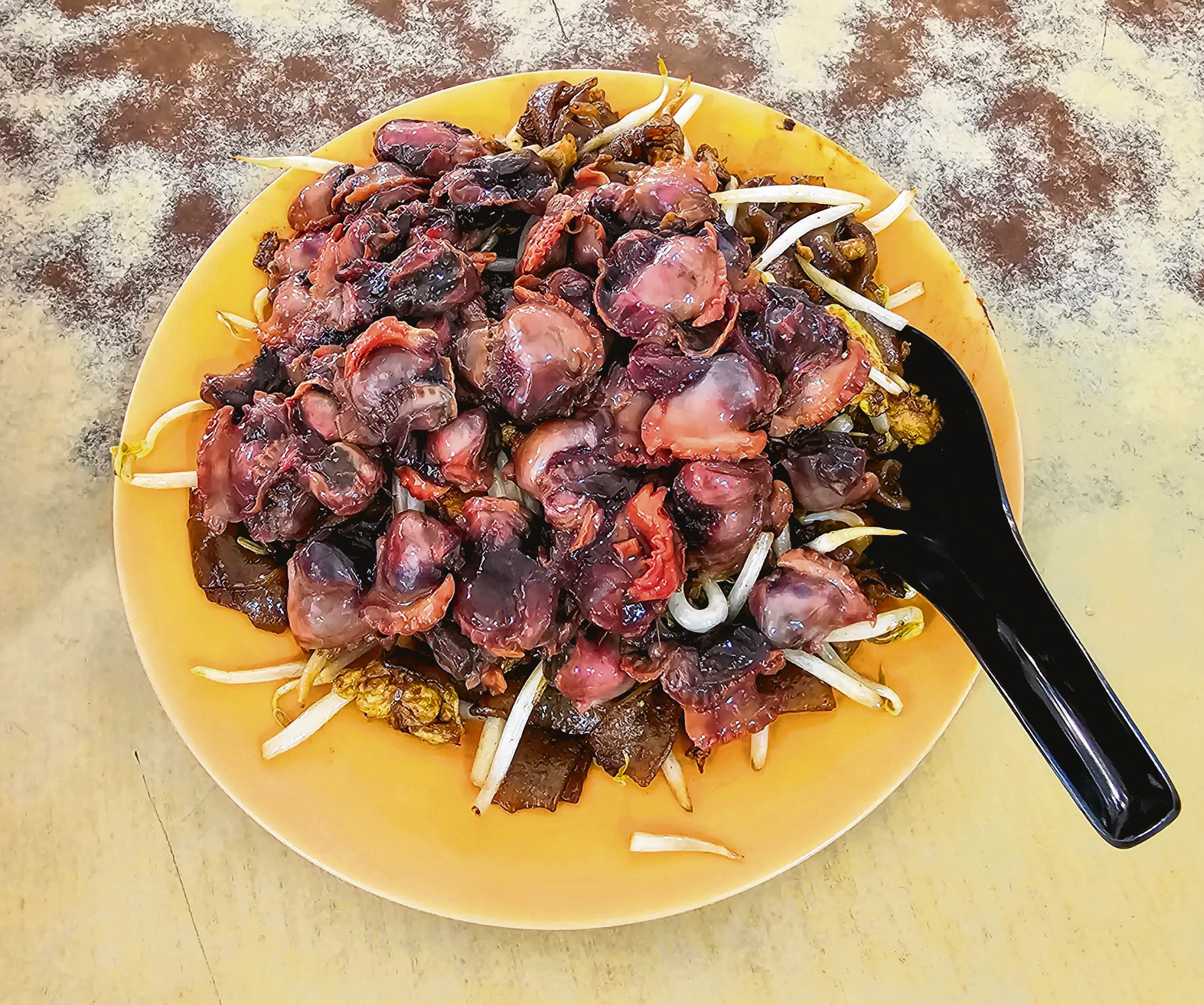 在Sree Durgai Ambal Temple附近吃到的鲜蚶炒粿条，鲜蚶份量十足，几乎铺满整盘粿条。（莞尔摄）