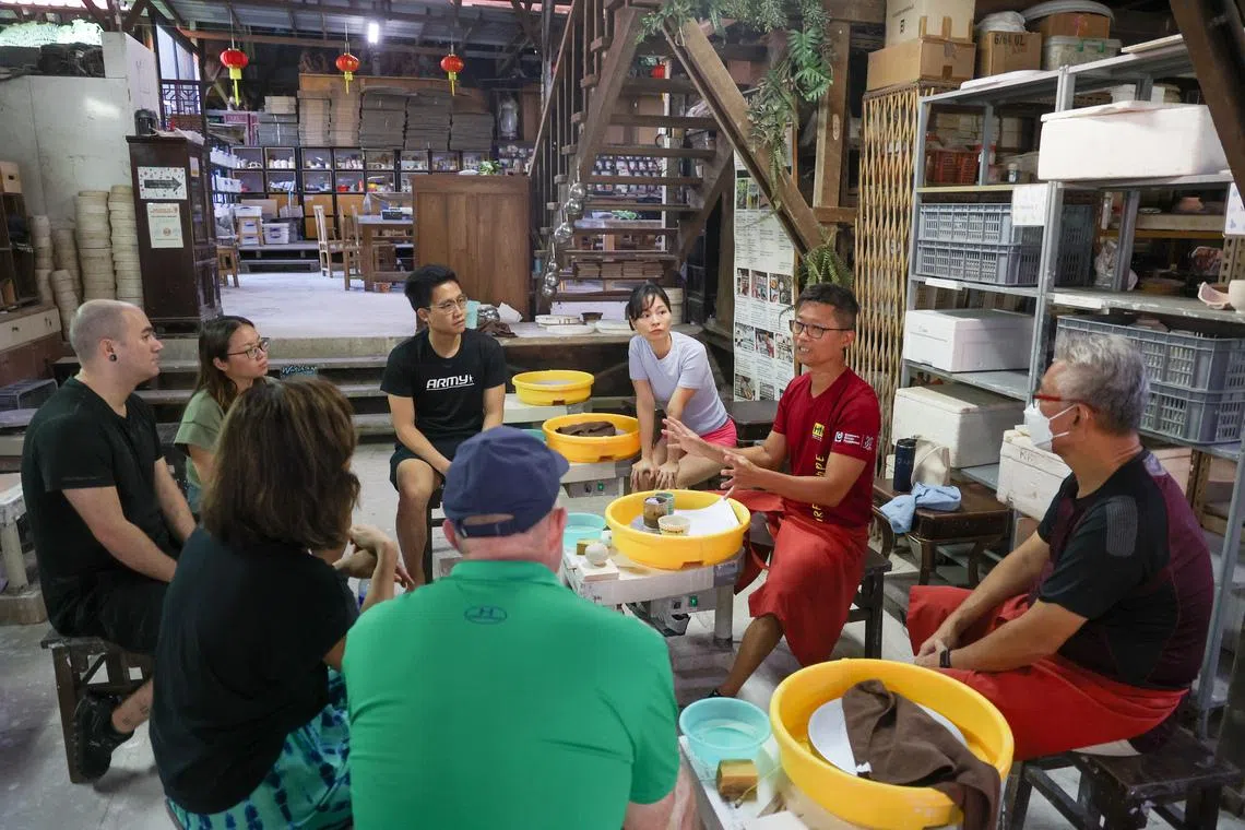 陶光龙窑是新加坡唯一仍以柴烧运作的龙窑，并获颁2020年首届非物质文化遗产传承人奖。图为2024年在陶光龙窑开办的手拉坯课，学员一边体验陶瓷制作，一边认识新加坡“活窑”的历史。（档案照）