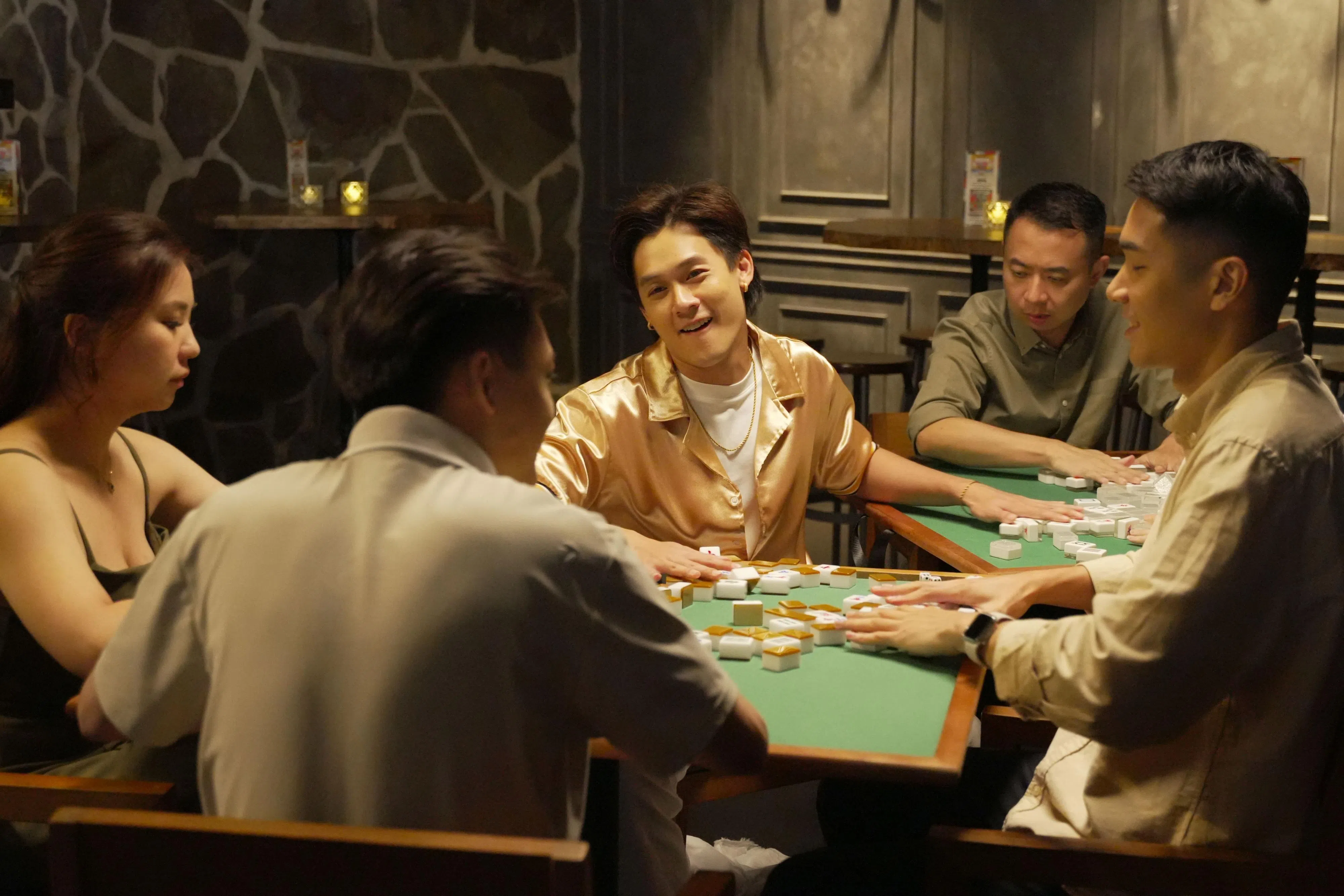 许瑞奇（中）在《我的人生我自摸》从自带好运的多金之子变成倒霉鬼。（嘉华院线提供）