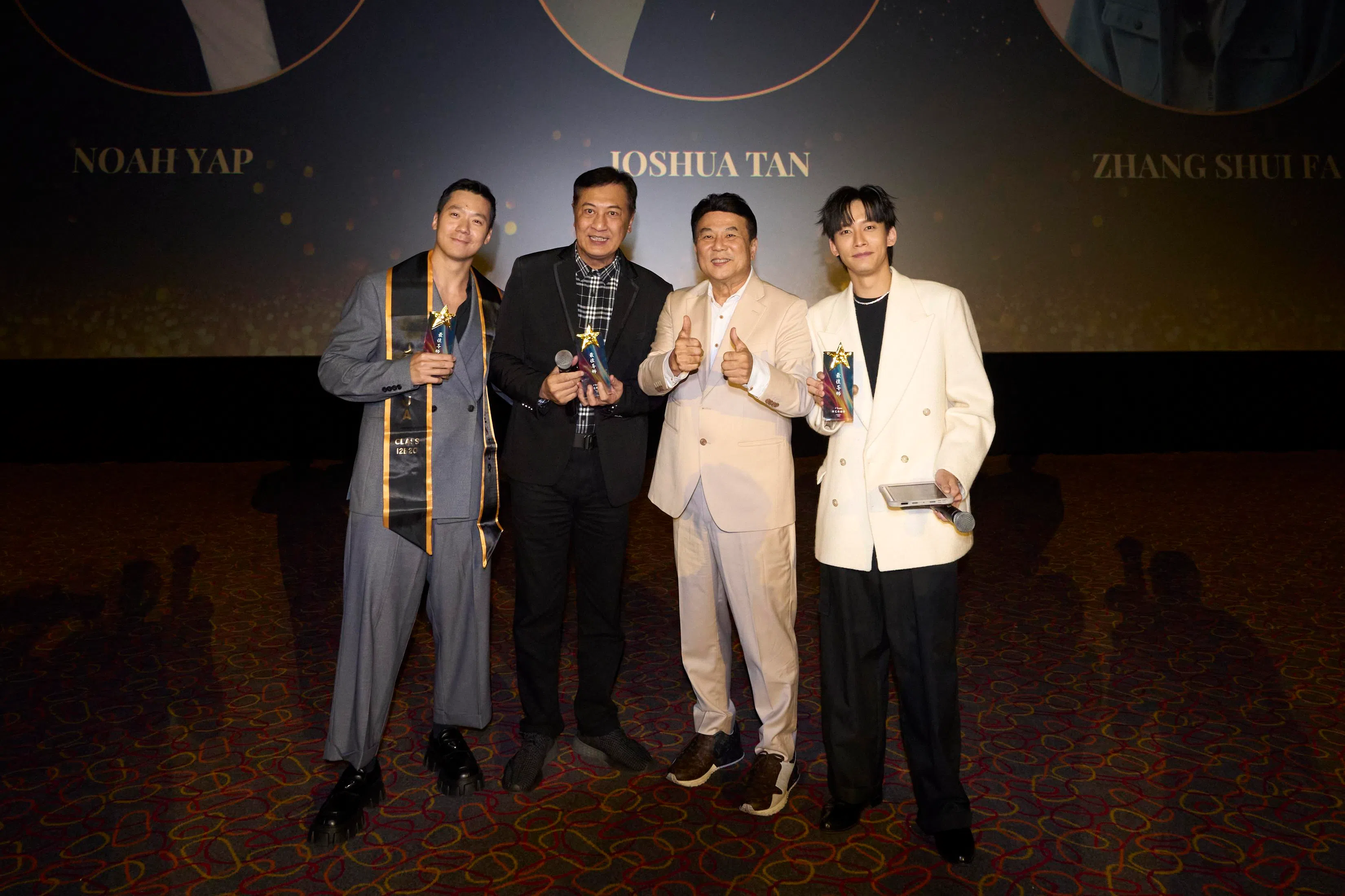 首届演艺营8月举行毕业典礼，梁志强（右二）和首届导师陈伟恩（左起）、张水发和叶荣耀（右一）合照。（档案照）