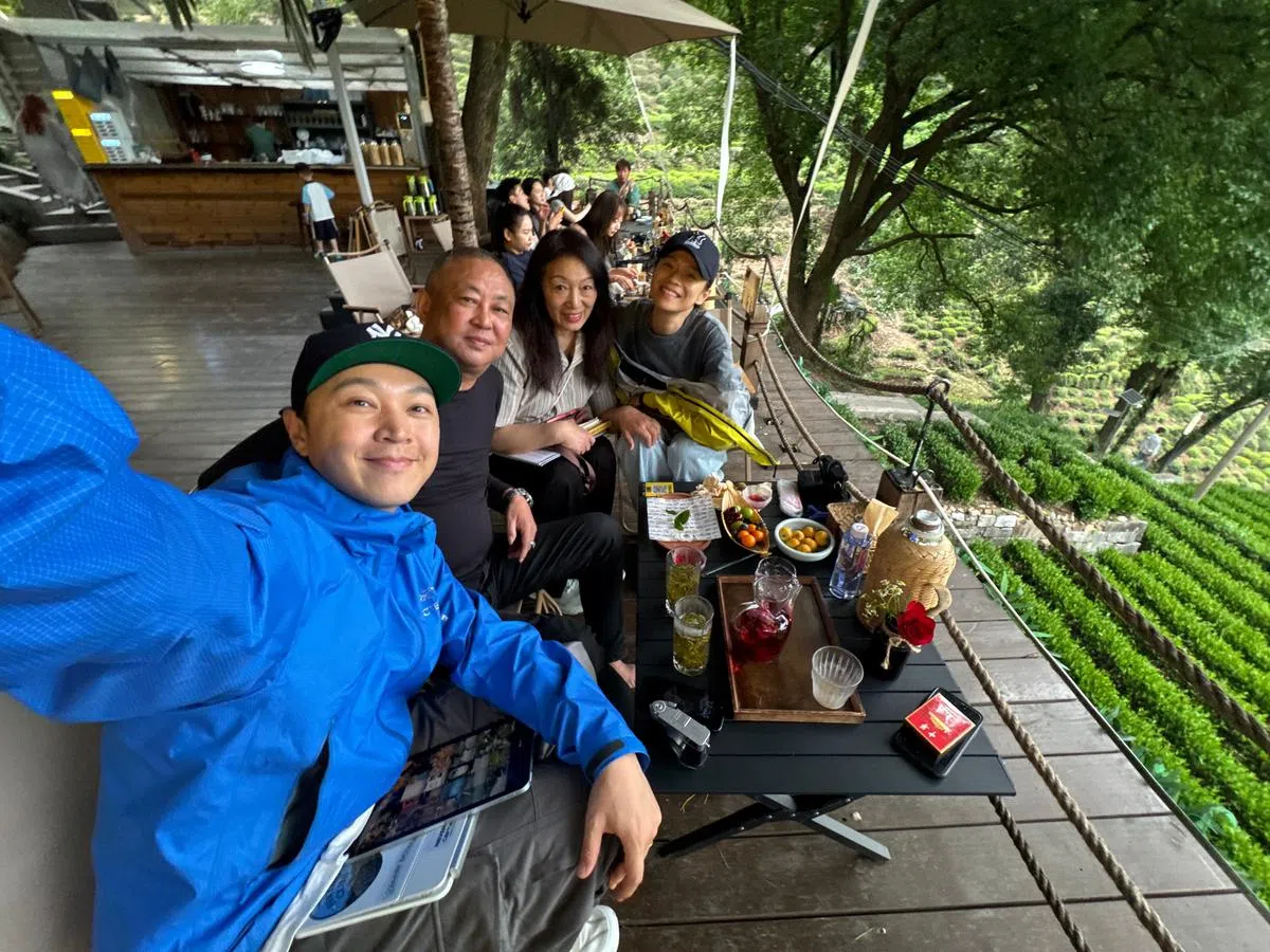 徐鸣杰（左起）说，父母都很喜欢陈凤玲这个媳妇。（受访者提供）