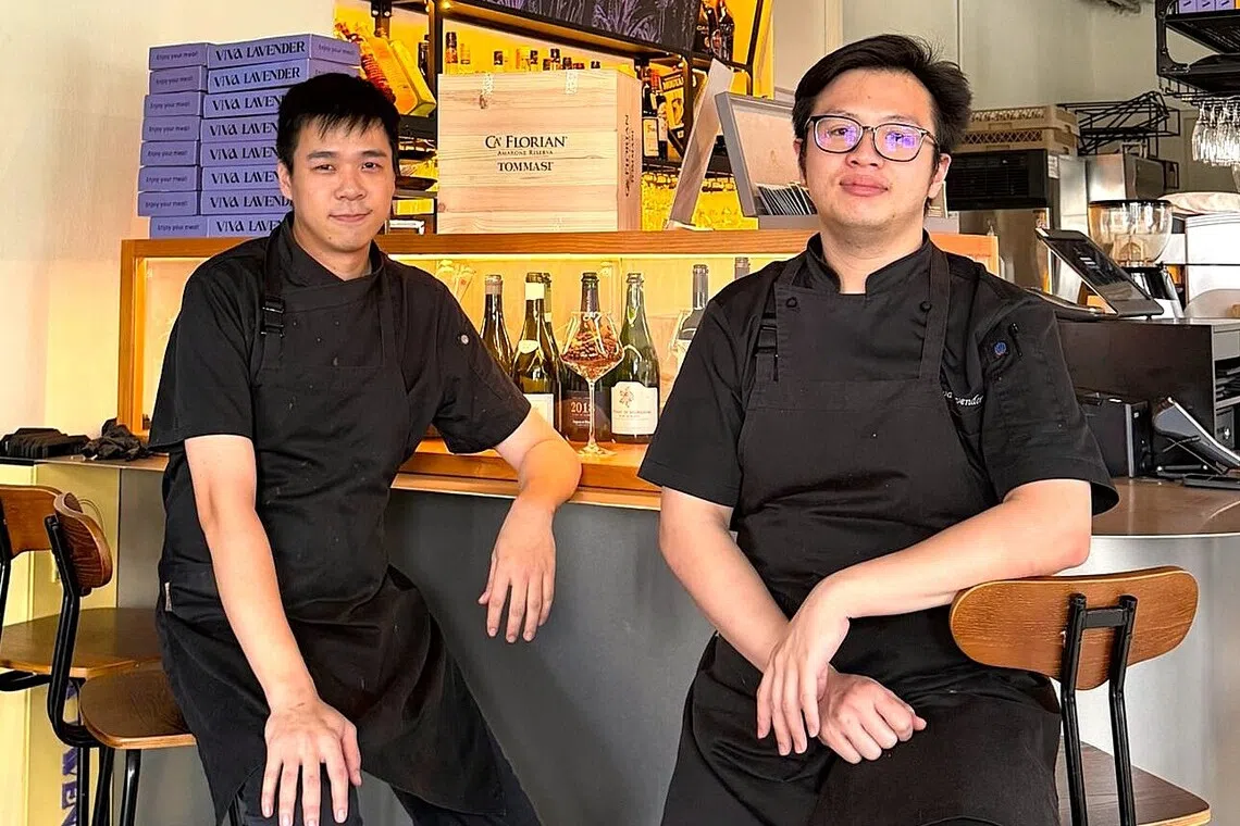 Viva Lavender主厨白宇翔（右）与擅长西班牙料理的郭豪年，携手丰富菜单。（餐馆提供）