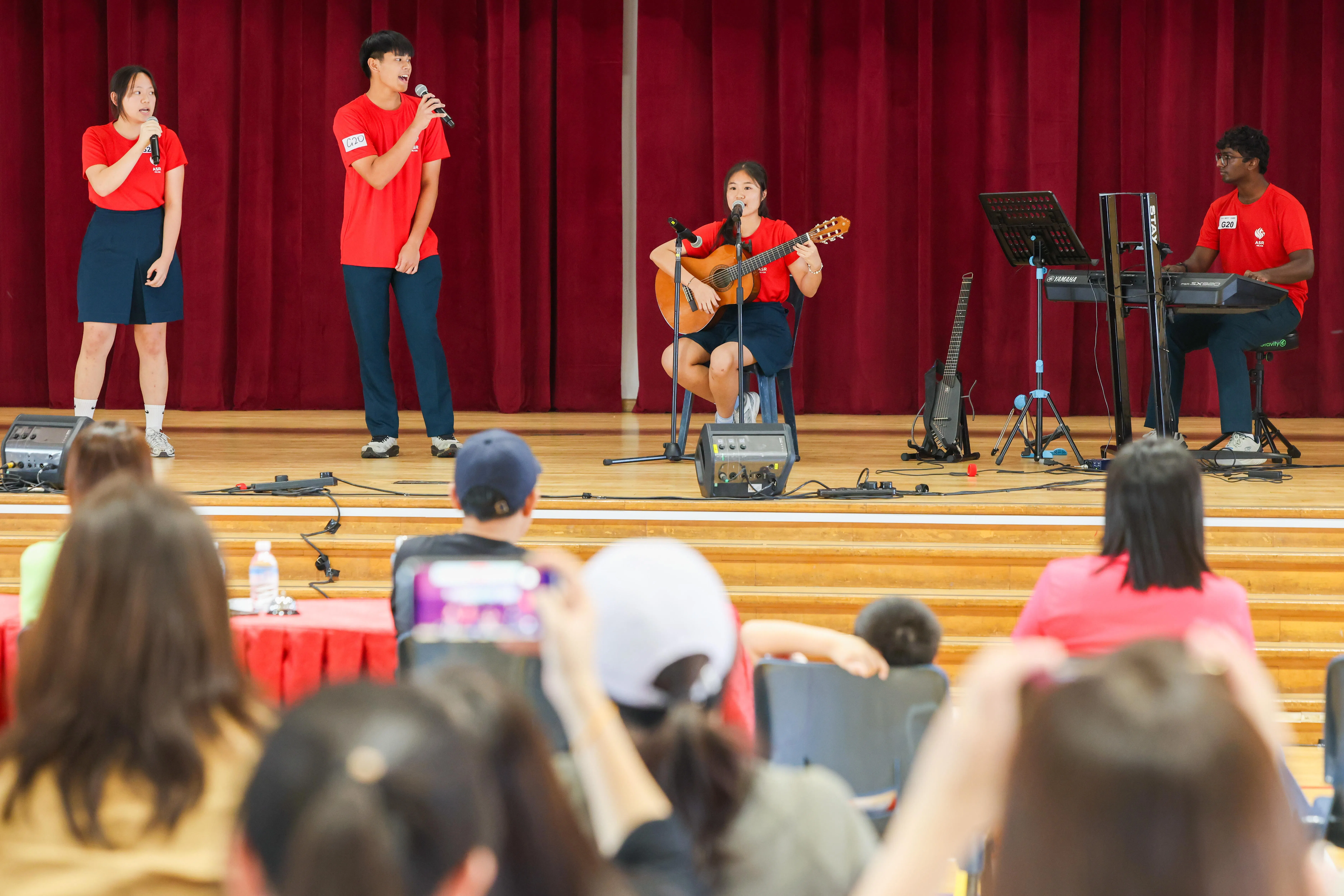 来自安德逊实龙岗初级学院的合唱组合“The Explorers”由刘芷鑫（左起）、杨瑞康、蔡斯恩与Nelson Raj组成。Nelson Raj在演出中担任键盘手，与三名主唱共同完成表演。（陈斌勤摄）