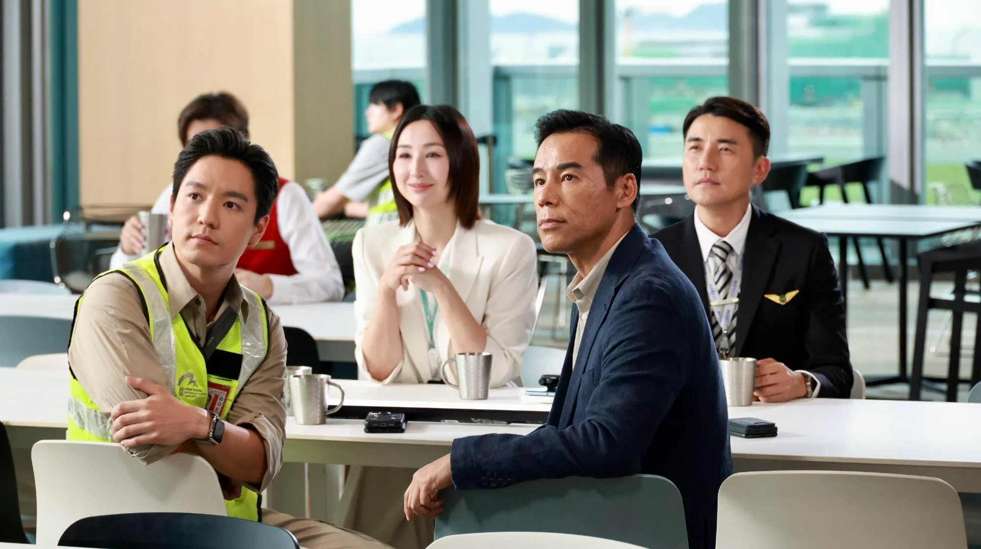 高海宁（后排左一，顺时针）、洪永城和徐荣饰演在机场不同岗位任职的骨干，吴伟豪则饰演徐荣的弟弟兼下属。（互联网）