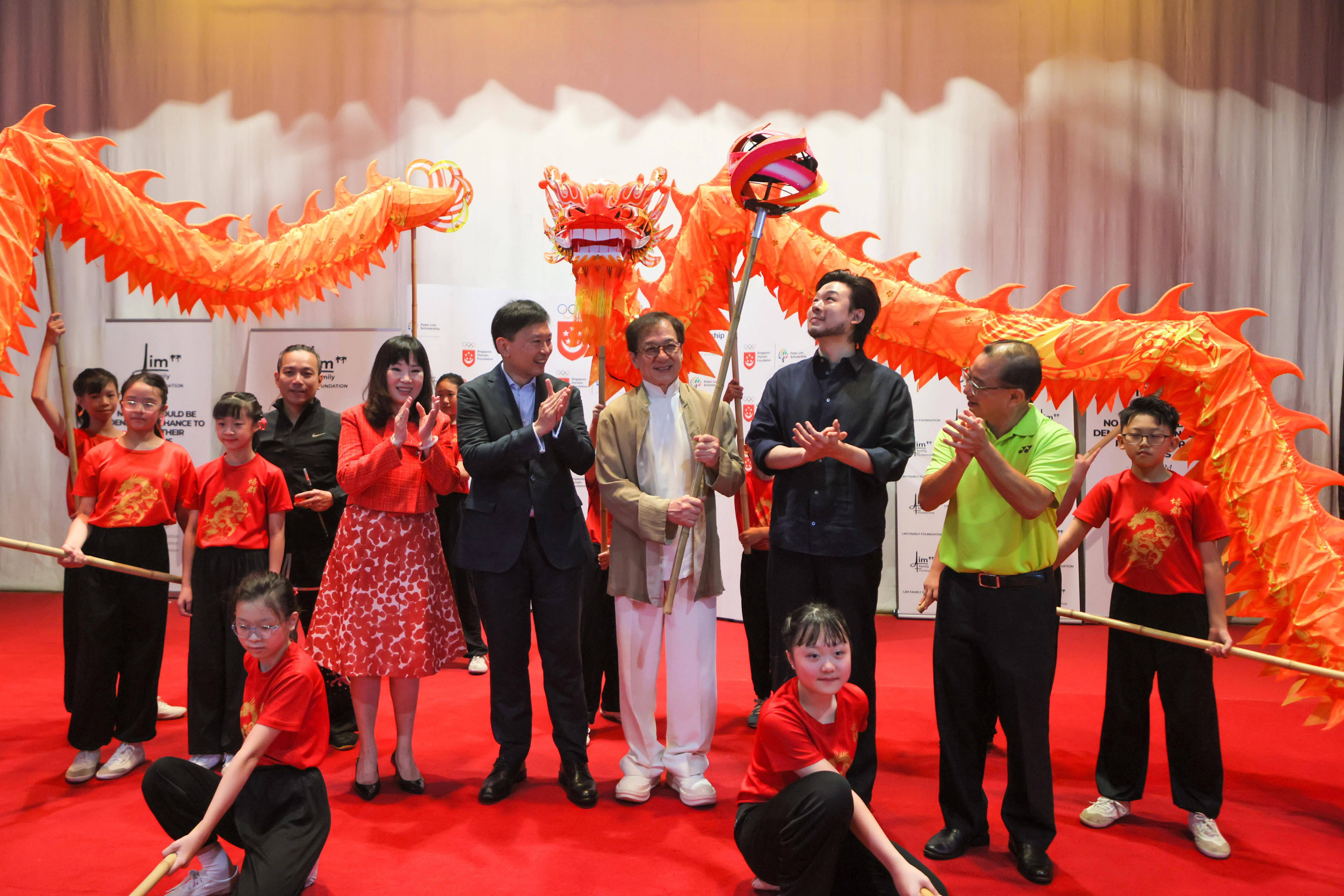 公立培群学校校长王丽珠（前排左一起）、国家发展部长徐芳达、成龙、林家基金会的林伟杰和国会议长谢健平参与点睛仪式。（张俊杰摄）