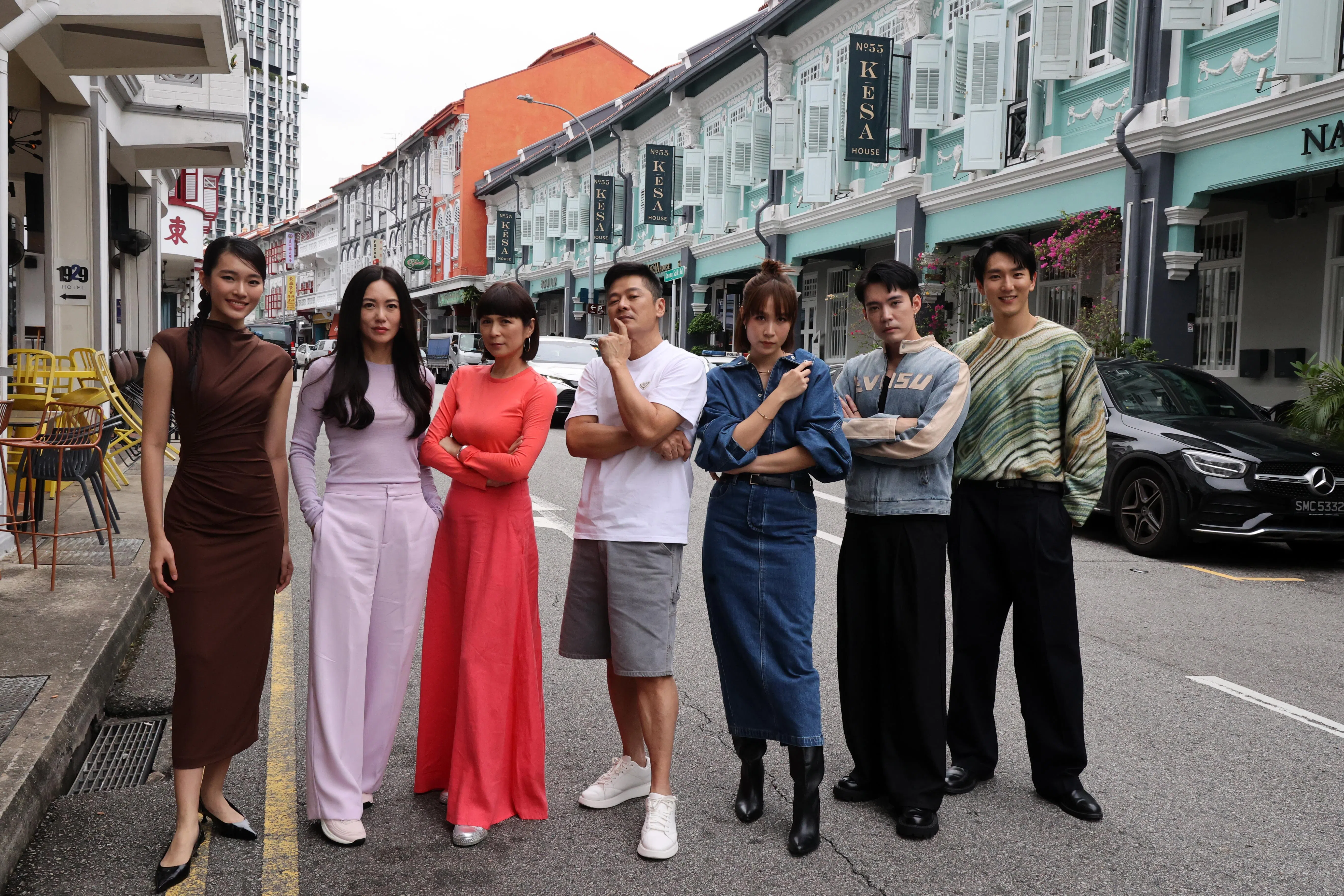 《异家人》的演员包括叶佳昀（左起）、郭妃丽、潘玲玲、李南星、雅慧、黄振隆和翟思铭。（档案照）
