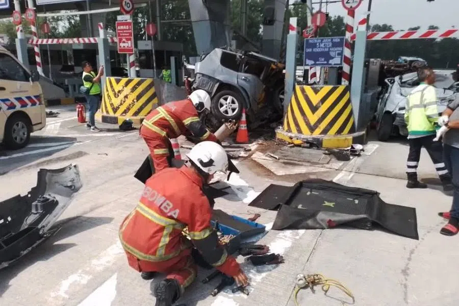 事故涉及四辆车，分别是一辆罗厘、一辆轿车及两辆吉普车。（东方日报）
