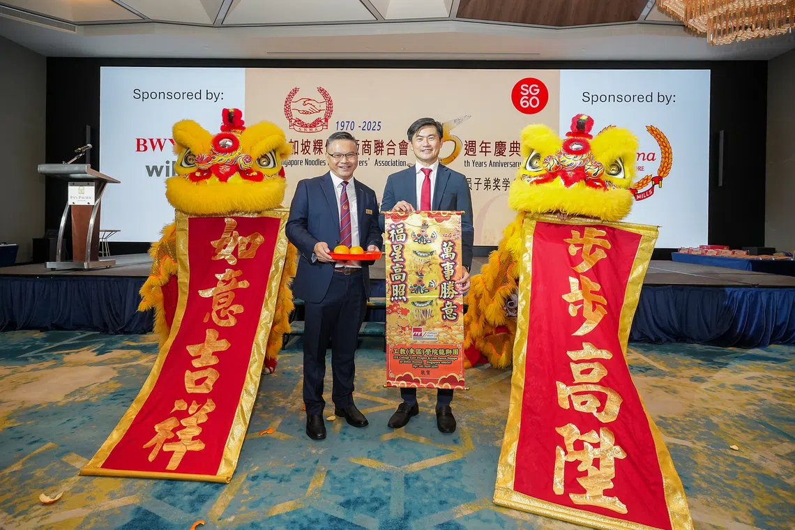 新加坡粿条面厂商联合会成立55周年，总理公署高级政务部长陈国明（右）以主宾身份出席庆典；会长陈俊光（左）说，同业至今仍能聚在一起庆祝，齐心推动粿条面行业的发展，对他而言是一大鼓舞。（受访者提供）