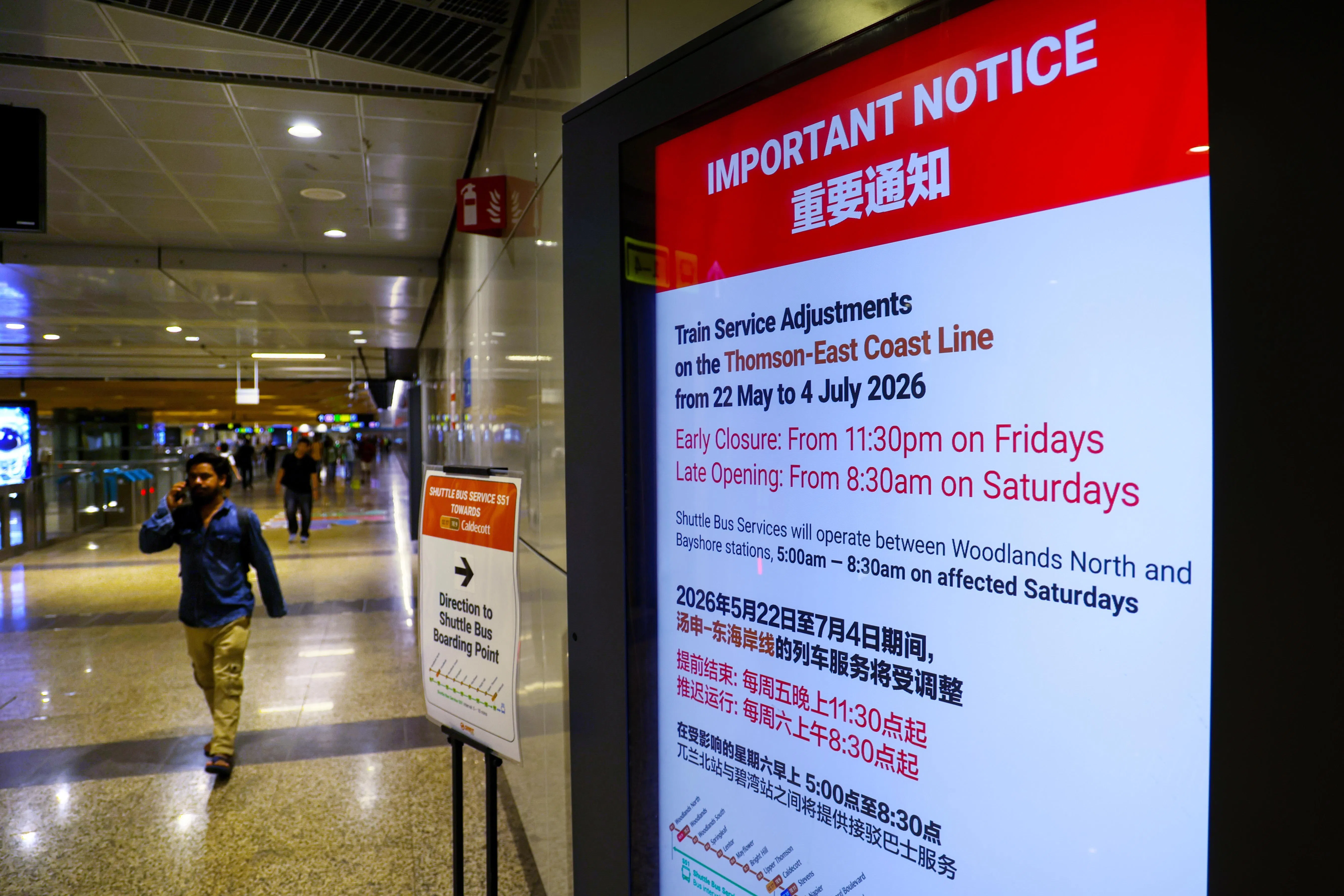 SMRT在兀兰地铁站内张贴告示说，将在5月23日至7月4日的每个星期六，于清晨5时至早上8时30分期间，安排三条接驳巴士路线。（林明顺摄）