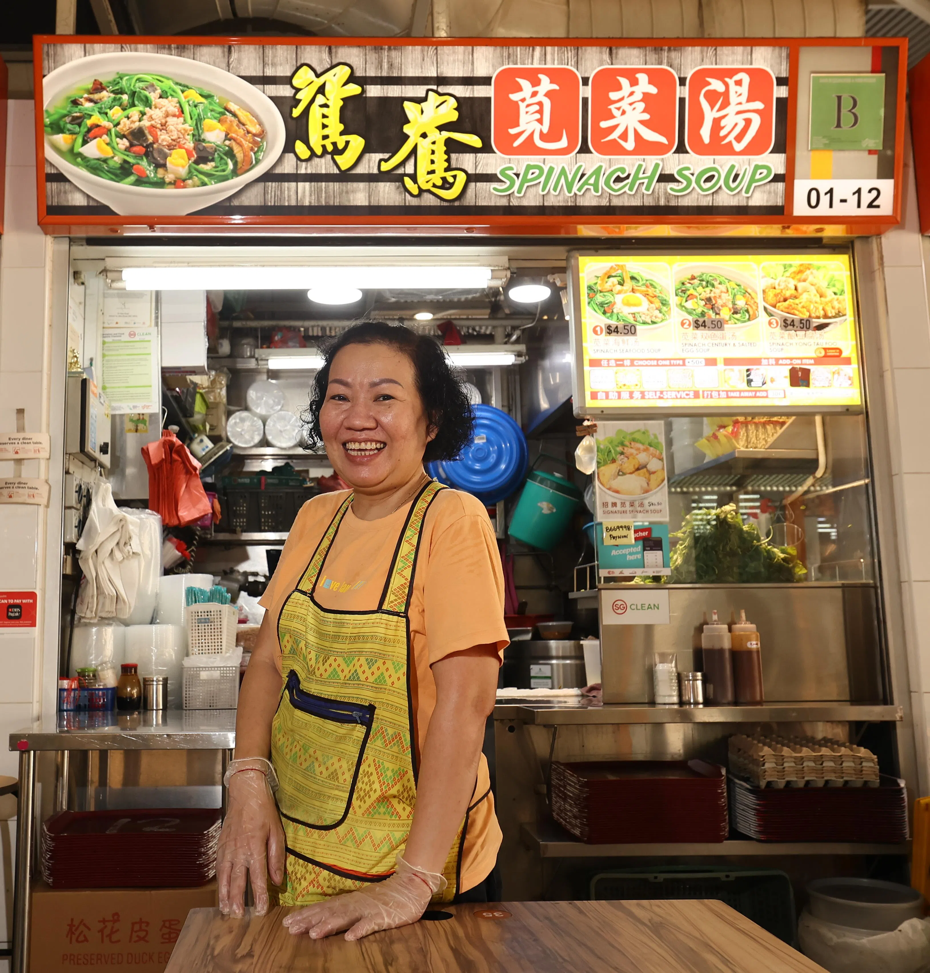 鸳鸯苋菜汤摊主Jina Saguna每天花上两个多小时熬制苋菜汤。（陈渊庄摄）