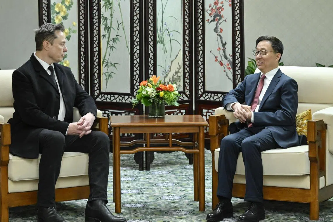 中国国家副主席韩正（右）当地时间1月19日在华盛顿，与即将执掌美国政府效率部的科技巨擘马斯克会晤。（新华社）