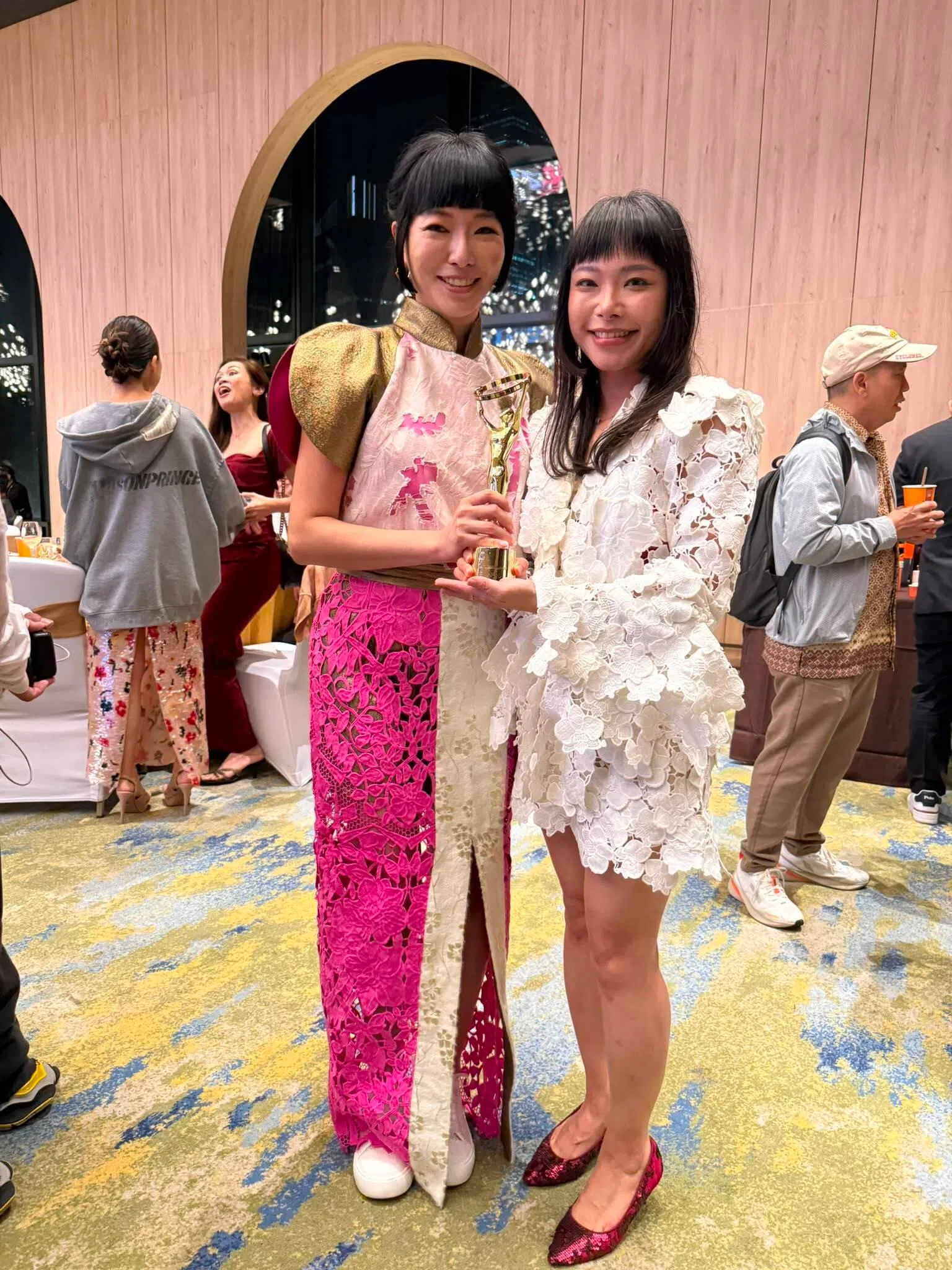 导演洪玉桔（左）和制作人黄乙馨，盛装出席MIFFest颁奖礼。（洪玉桔提供）