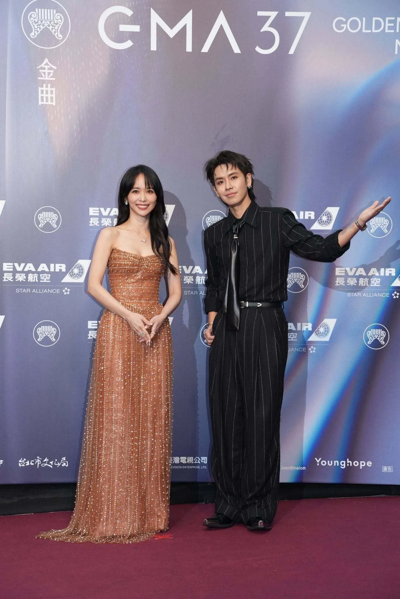 鼓鼓（右）与陈明珠担任第37届台湾金曲奖红毯主持人。（相信音乐、新加坡滚石唱片提供）