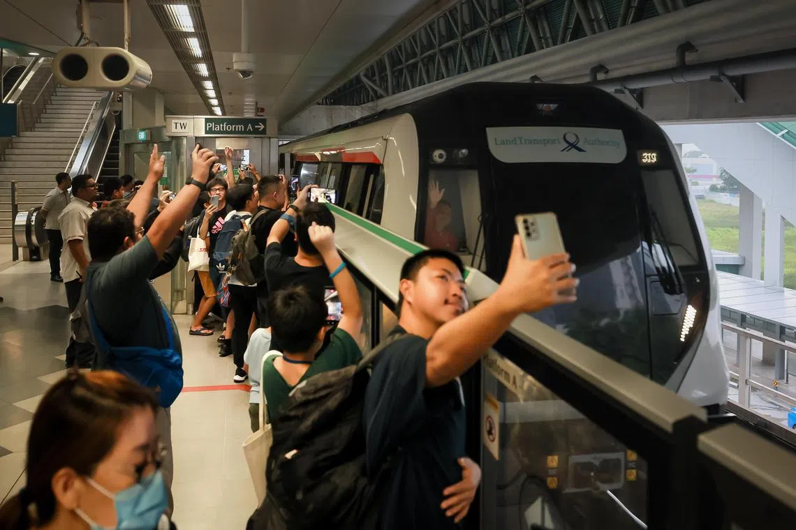 南北与东西线第七代列车2023年开始载客，取代首三代列车。图为公众在大士连路地铁站与当时刚启用的第七代列车合影。（档案照片）
